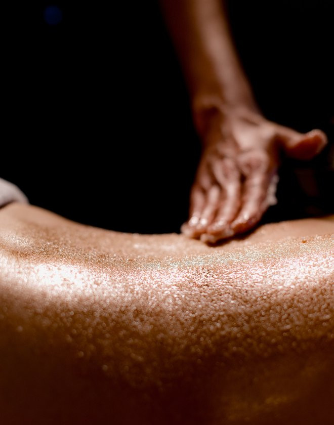 Energizing Body Scrub with precious spices Cinq Mondes